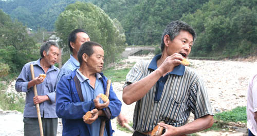 中秋節(jié)不忘農(nóng)民工 丹鳳桃坪鄉(xiāng)黨員干部工地過(guò)節(jié)