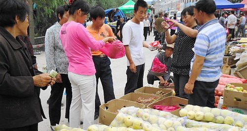 景村集市水果銷(xiāo)售火爆