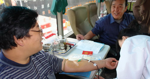 義務(wù)獻(xiàn)血車開進(jìn)商洛日報(bào)