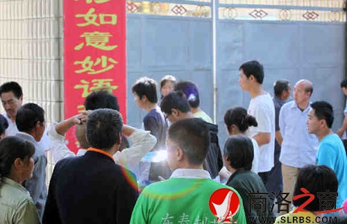 家們送考生進入考場時，一縷光環閃現鏡頭中，這也許就是人們的理想與期待.jpg