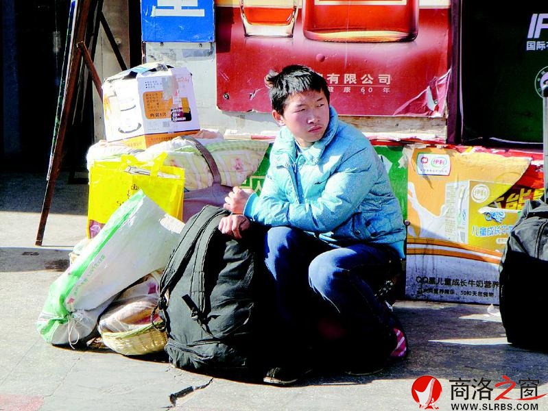 一個人，一堆行李。他看上去還是一個稚氣未脫的孩子