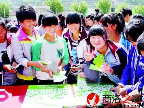 4月30日，“綠書簽行動2014”系列宣傳活動給丹鳳縣資峪鎮九年制學校捐贈價值2萬余元的圖書