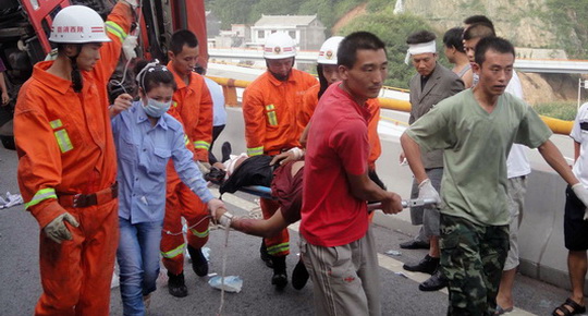 滬陜福銀高速發生車禍消防警緊急救援