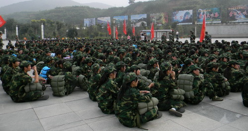 商洛學院新生軍訓拉練