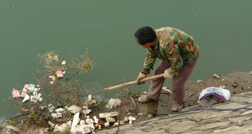 江邊“頑疾”難清理 環保意識需加強