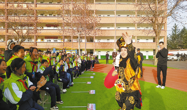 戲曲演出進鄉(xiāng)村 文化惠民暖人心