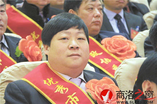 在日前召開的市政協會上，沈傳奇被評為優秀政協委員。