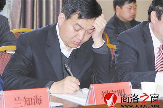 代表認真研讀政府工作報告，反復推敲發言稿。        （記者 李 亮 攝）