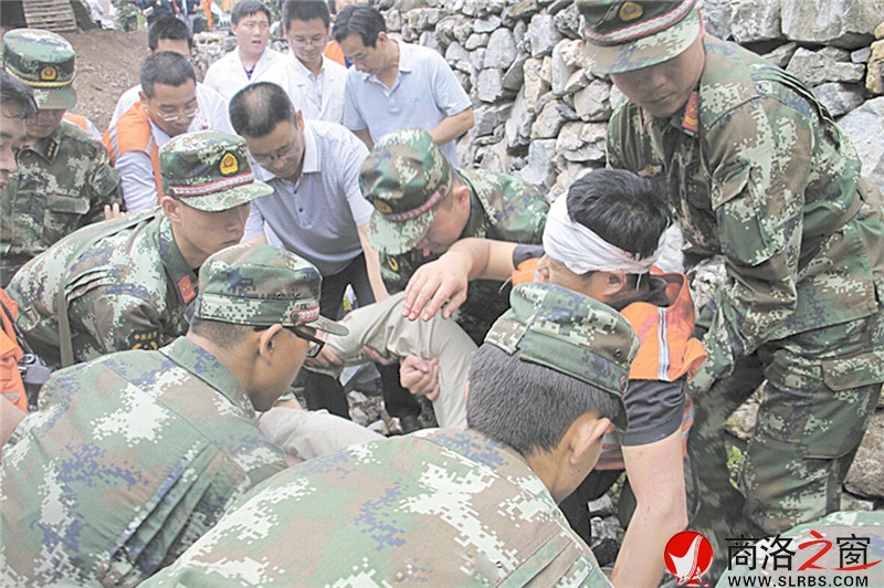 災后不到10小時,14名職工和村民獲救。(武警資料)