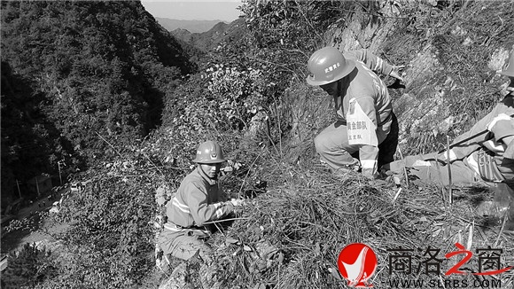 武警黃金五支隊的戰(zhàn)士攀爬上滑坡區(qū)左邊山體，實地檢查地質(zhì)災害隱患