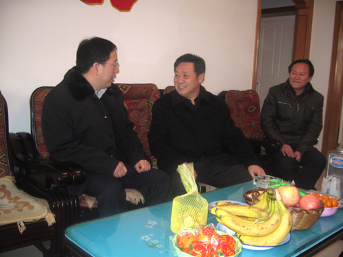 代縣長(zhǎng)陸邦柱看望慰問(wèn)離退休老干部1.jpg