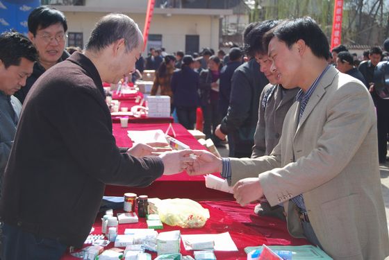 技術人員講解辨別真假藥品知識.jpg