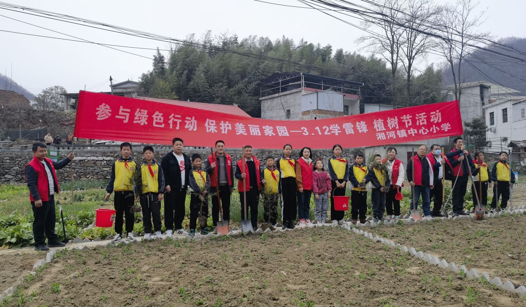 愛心企業(yè)為湘河鎮(zhèn)中心小學捐贈辦公文化用品