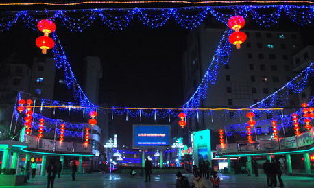 洛南春節(jié)前百余盞紅燈籠妝扮中心廣場