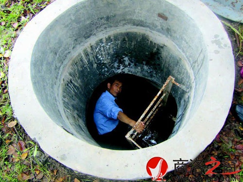 工作人員屈紀元要經常下到井里采集水樣