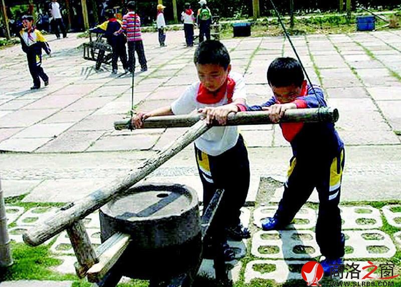 在城市的街區，石磨成了景觀。