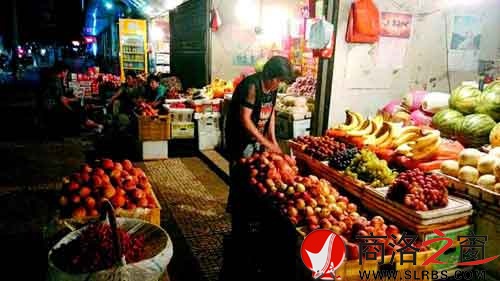 夜幕降臨，普通水果小店依然等待著顧客。