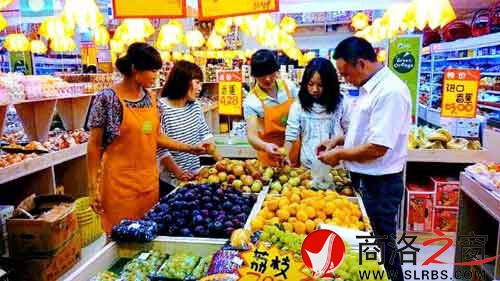 環境優美的水果專賣店里，店員耐心地幫著顧客挑選水果。