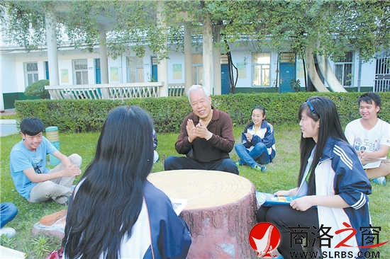 今年高考前夕，呂清太老師來到商南高級中學對參加高考的學生進行心里輔導。