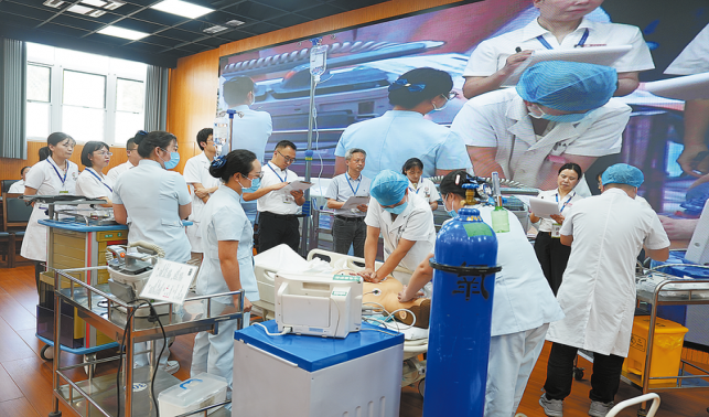 以考促學強本領 醫(yī)師節(jié)前練兵忙